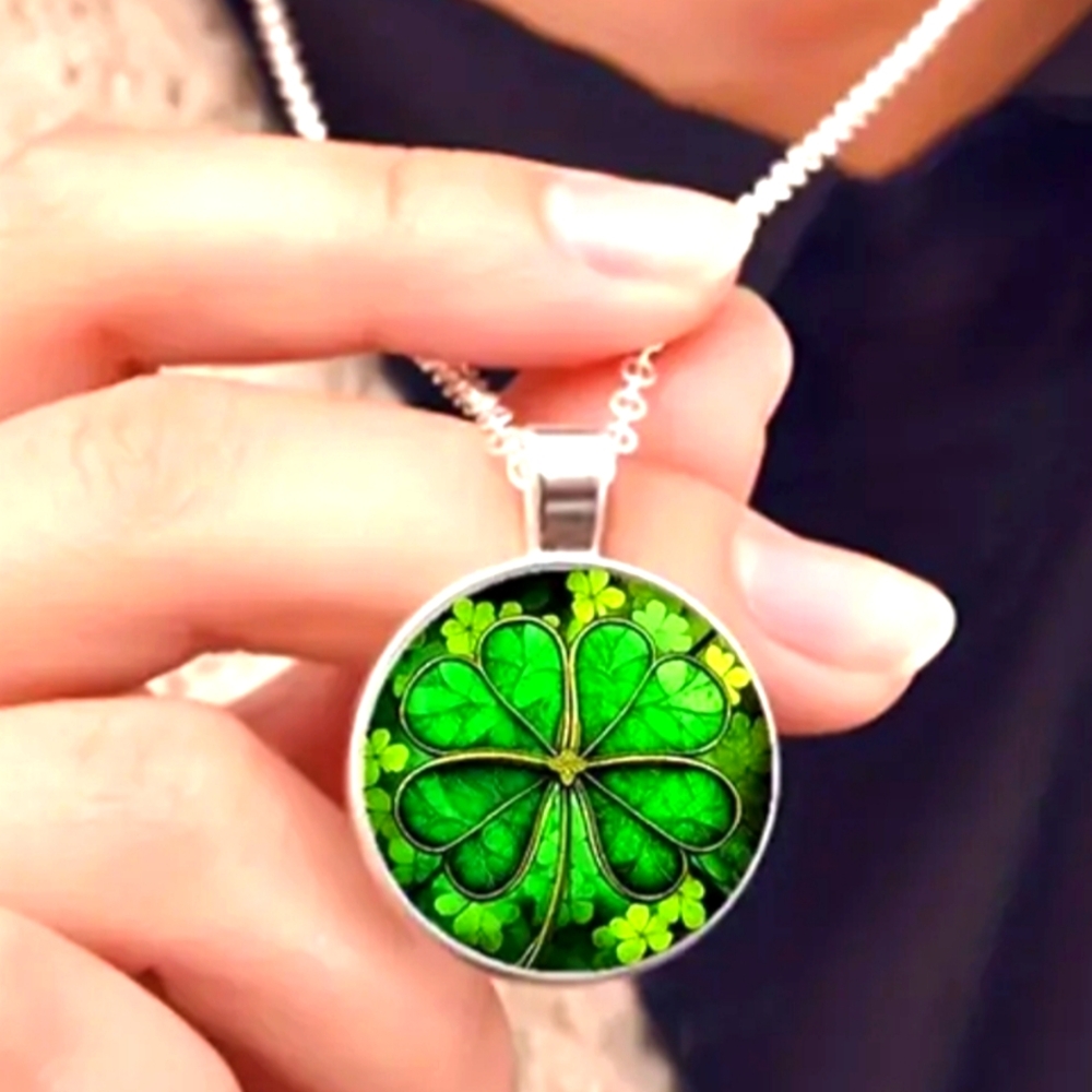 FOUR LEAF Clover 🍀  Necklace Stunning Color